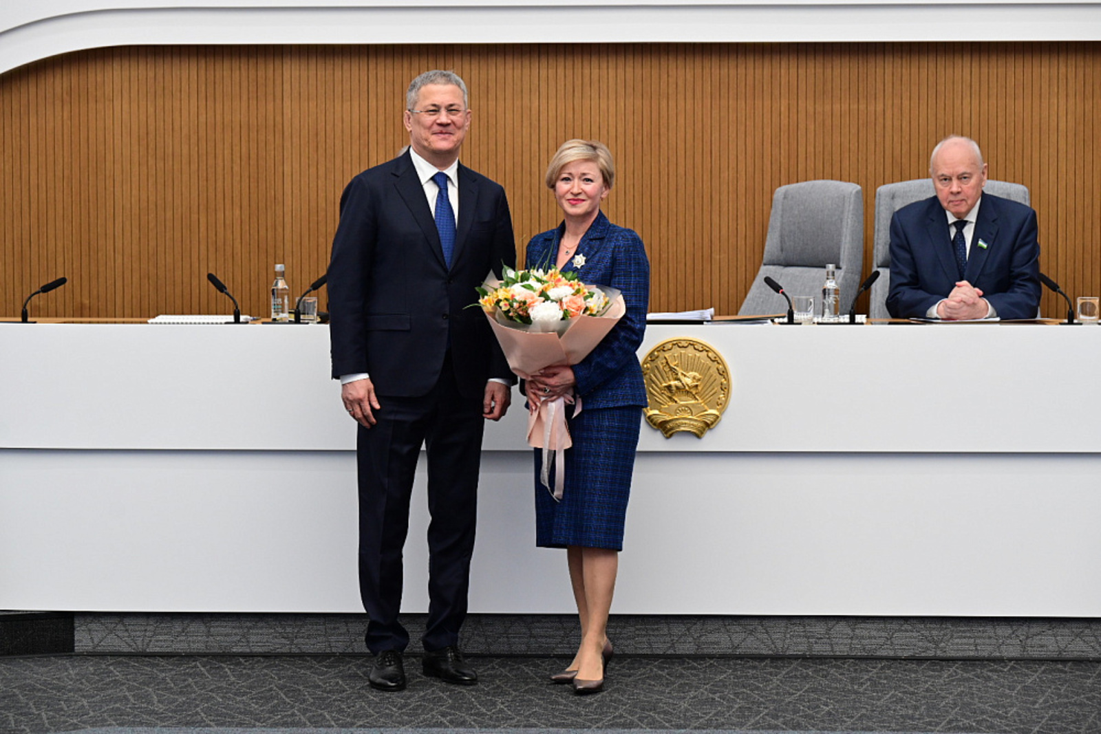 Хабиров вручил Ленаре Ивановой орден Салавата Юлаева