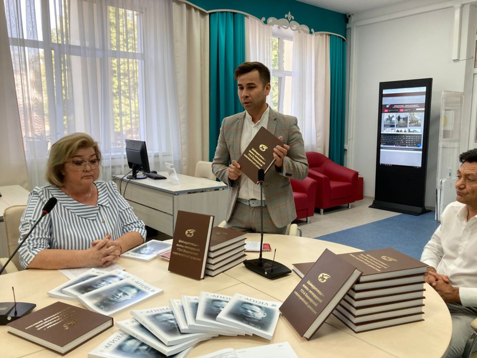 Всемирный курултай башкир передал Национальной библиотеке РБ справочники от шаймуратовцах