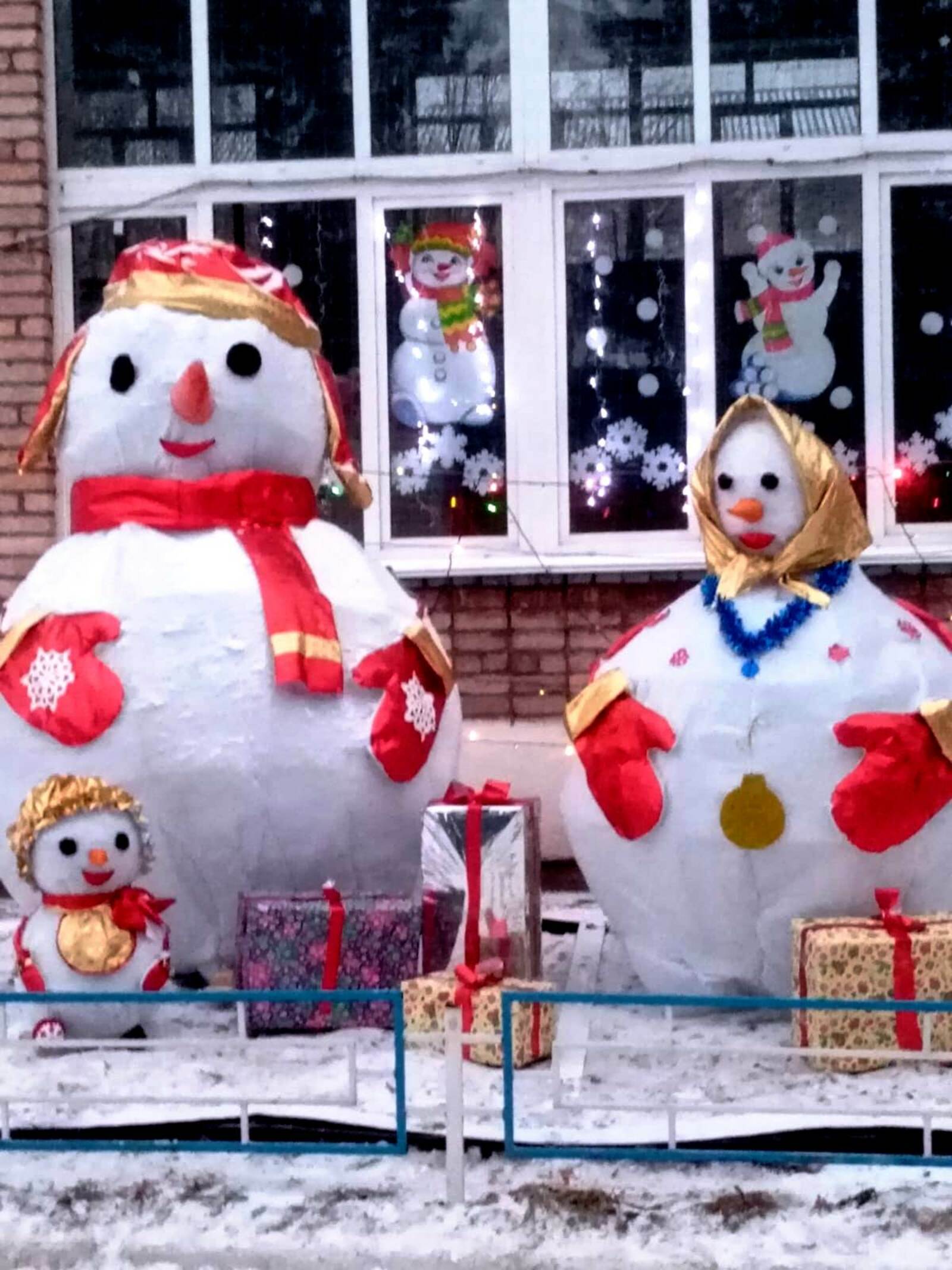Снеговик-великан со своей семьей появился в гимназии № 5
