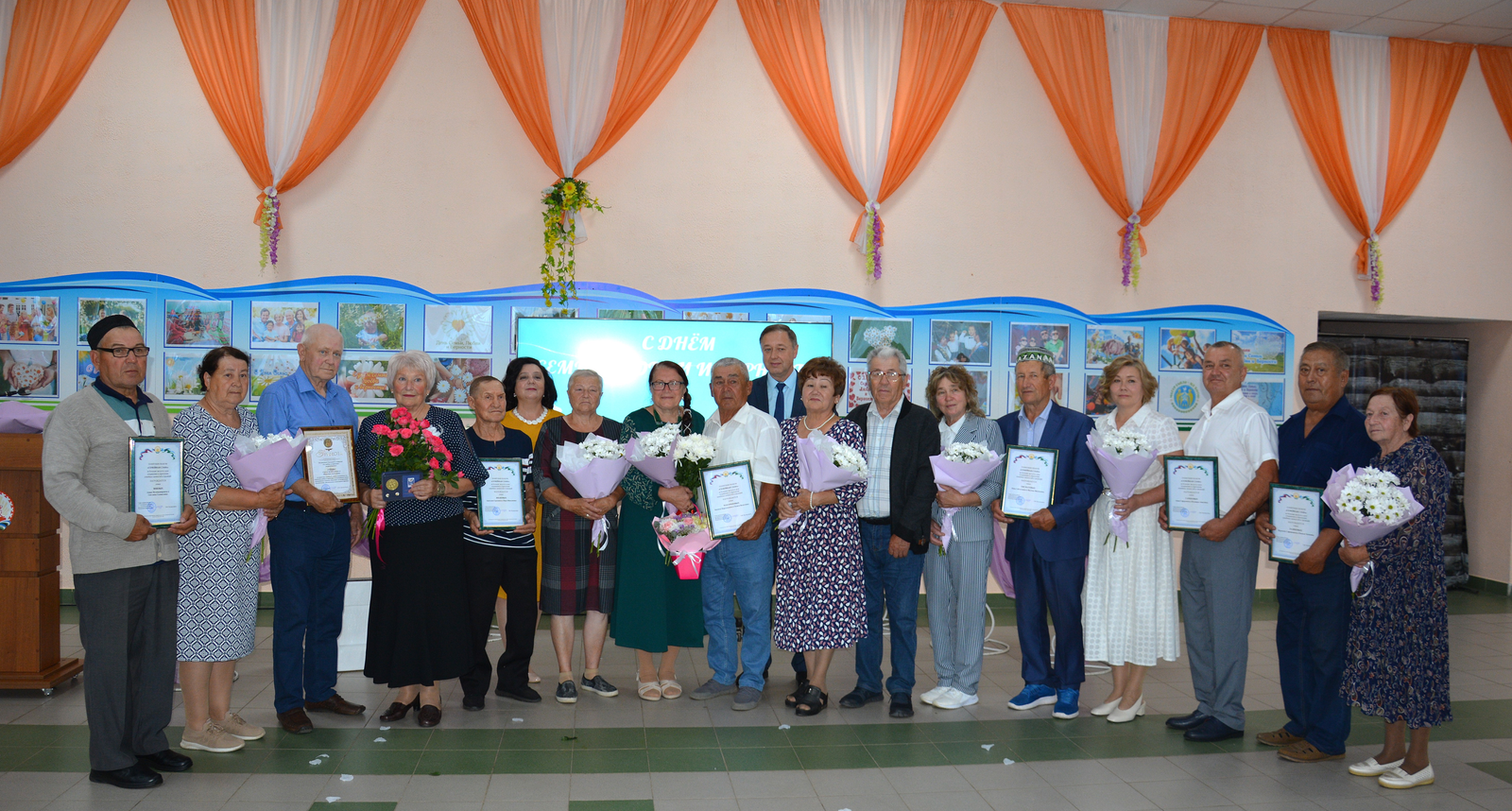 В Давлеканово в День семьи, любви и верности  чествовали супружеские пары