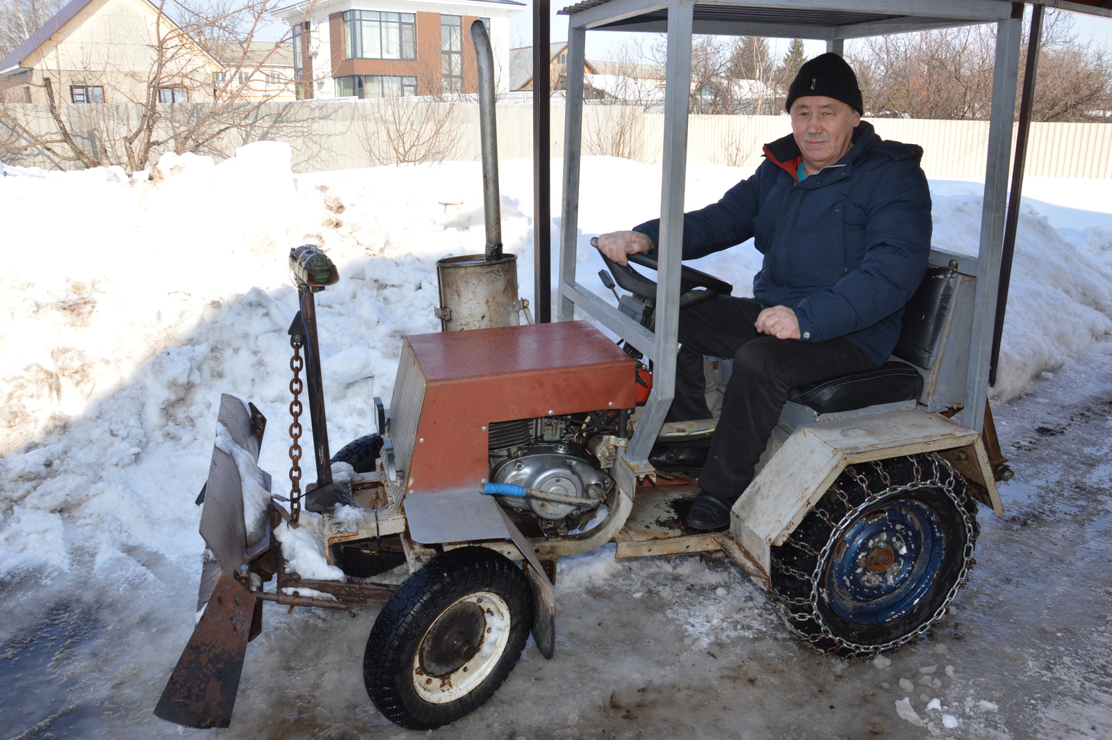 Давлекановец сделал трактор из металлолома