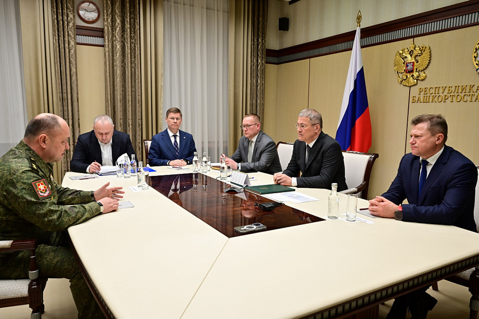 Радий Хабиров встретился с врио командующего войсками ЦВО Дмитрием Овчаровым